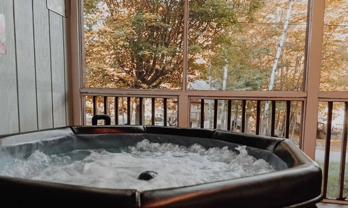 Tobyhanna Casa | The Blue Moon Lodge Cozy with Hot Tub
