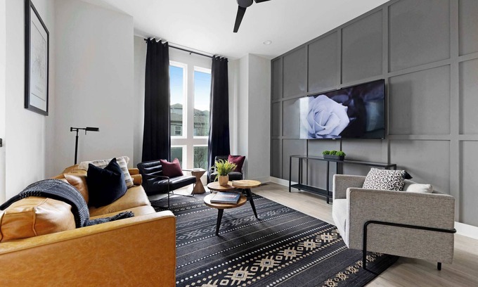 Five Points Casa | The Bluestem - Stylish Design, Rooftop w/ Firepit!