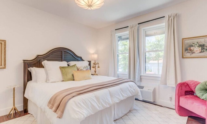 Historic Downtown Manteo Hotel | The Blushing Rose Room