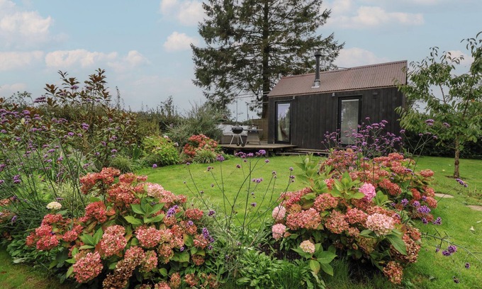 Zeals Cabaña | THE BOTHY, pet friendly, with open fire in Mere