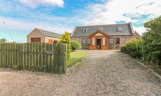 Peterhead Cabaña | THE BOTHY, pet friendly, with a garden in Hatton, Aberdeenshire