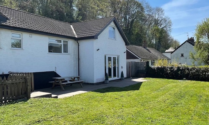 Redbrook Cabaña | THE BRAMBLES, pet friendly, country holiday cottage in Monmouth