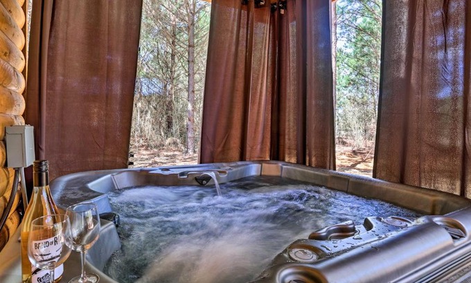 Broken Bow Casa | The Breeze - Broken Bow Cabin with Hot Tub and Deck!