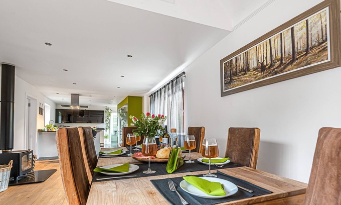 Wimborne Saint Giles Cabaña | The bright and modern accommodation at The Cottage is all on the one level, with an open-plan layout