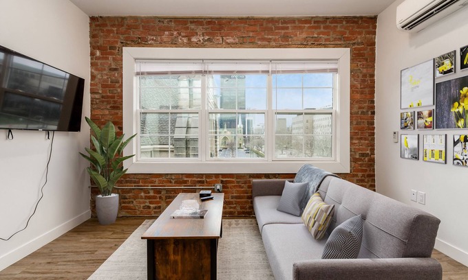 Near East Columbus Apartamento | The Broad- Queen Bed - Luxury Furnish - Pet Haven