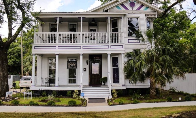 Central Business District Casa | The Broadway Venue