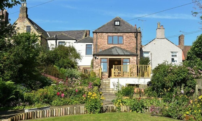 Warkworth Cabaña | THE BURGAGE HOUSE, pet friendly, with a garden in Warkworth