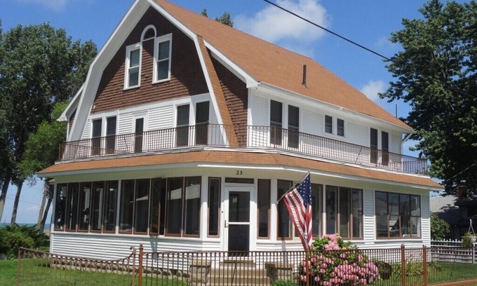 Huron Casa | The Buster Brown Shoe House - frente al lago con cenador y porche envolvente