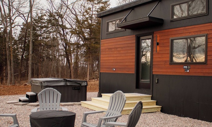 Ste Genevieve Cabina | THE CAAMP. Gorgeous 2-bedroom tiny home. Very close to the Barn/Pebble Creek