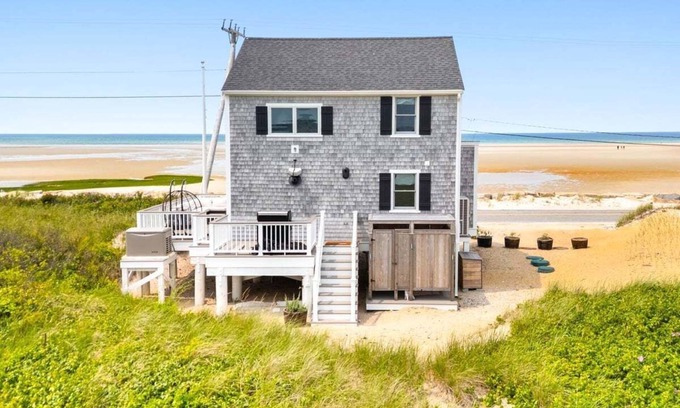Barnstable County Casa | The Cabana: 053-D Eclectic Beachfront Retreat on Chapin Beach