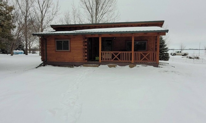 Hankinson Cabina | The Cabin at Lake Elsie, a 2-bedroom log cabin with AC near Hankinson, ND