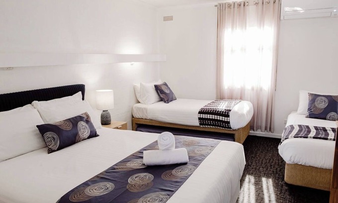 Port Fairy Hotel | The Caledonian Inn