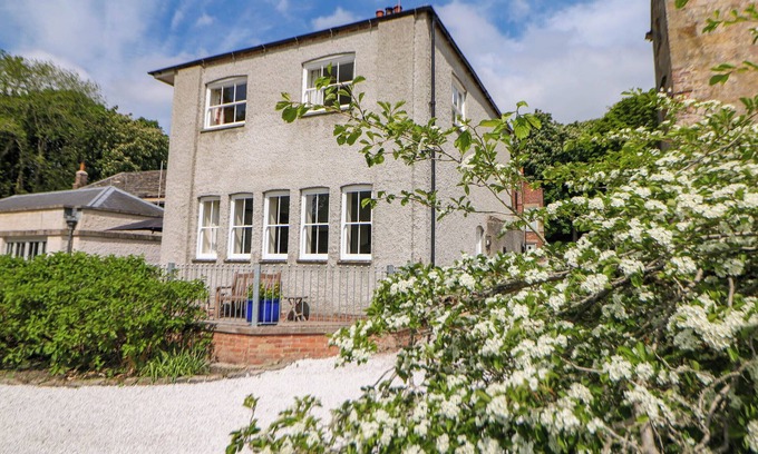 Hopton Cabaña | THE CARD HOUSE, family friendly, character holiday cottage in Hopton