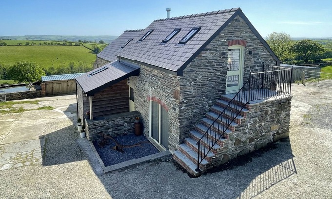 Whitland Cabaña | THE CART BARN @ CADWGAN, family friendly, with hot tub in Llanboidy