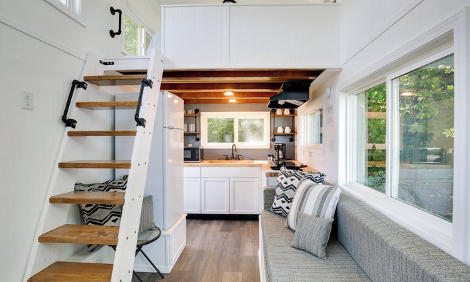 Defiance Apartamento | 'The Chardonnay Chalet' Defiance Studio Trail!