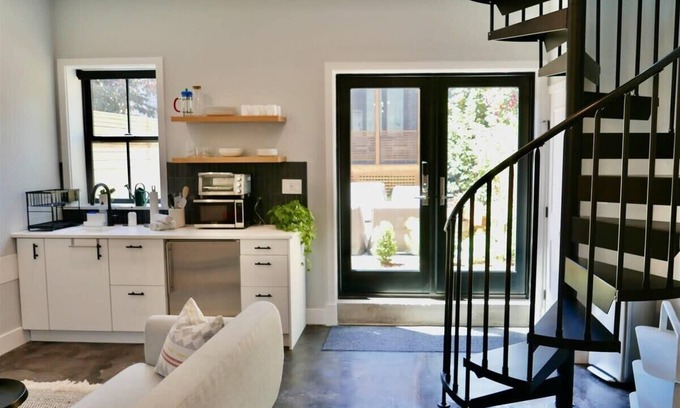 Cardozo Casa | The Chic Carriage house in Shaw! Sleeps 2