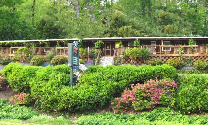 Chimney Rock Hotel | The Chimney Rock Inn & Cottages