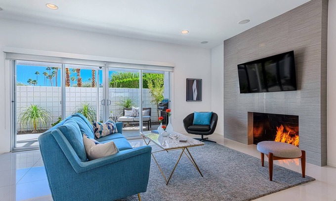 Canyon Corridor Condominio | The Cleopatra! Midcentury! Single Story! Private Patio! 2 Beds + Den! Pool! Spa!