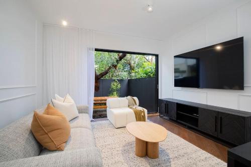 Cooks Hill Casa | The Cloudscape - Cosy, Modern, and Chic Designer Pad