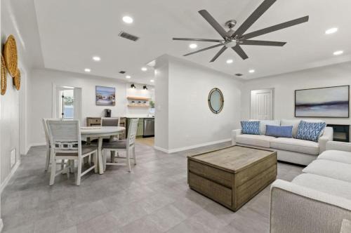 Seminole Casa | The Coastal Retreat Modern 3BR Home with Beachy Charm