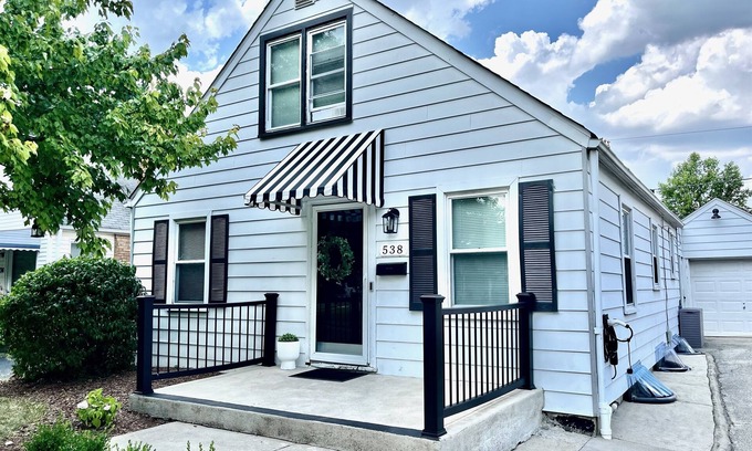 Clintonville Casa | The Columbus Cape Cod Cottage | 1st Floor Beds!