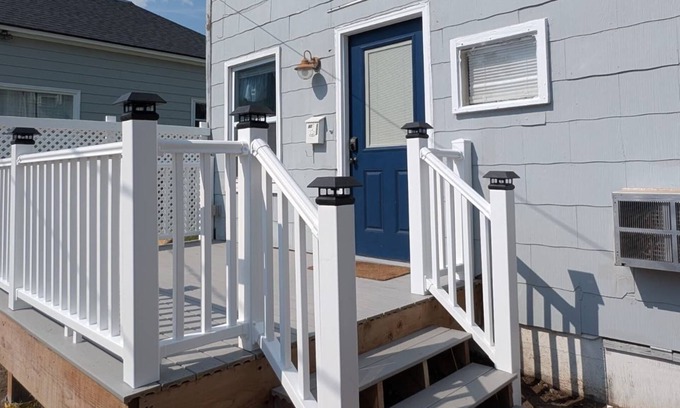 Ellis Cabaña | "The Coop" - Charming 2-bedroom cottage in Ellis. Dogs Welcome!