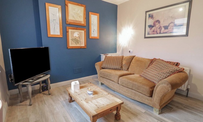 Londonderry Cabaña | THE CORNER HOUSE, pet friendly in Londonderry, Northern Ireland