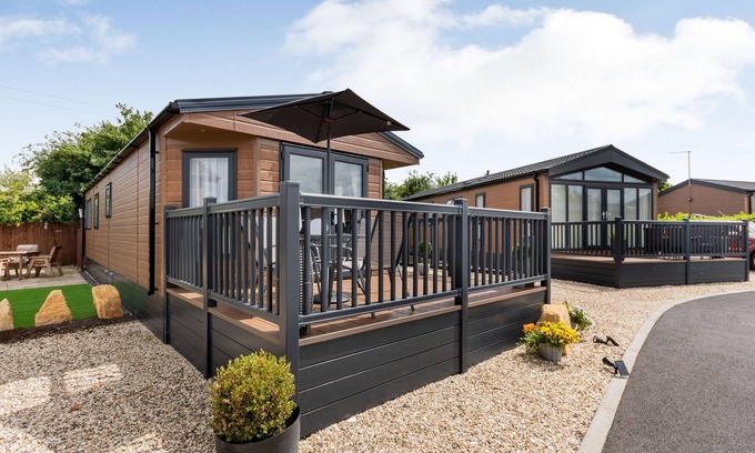 Evesham Cabaña | THE COTSWOLD HOLIDAY LODGE, family friendly, with a garden in Evesham