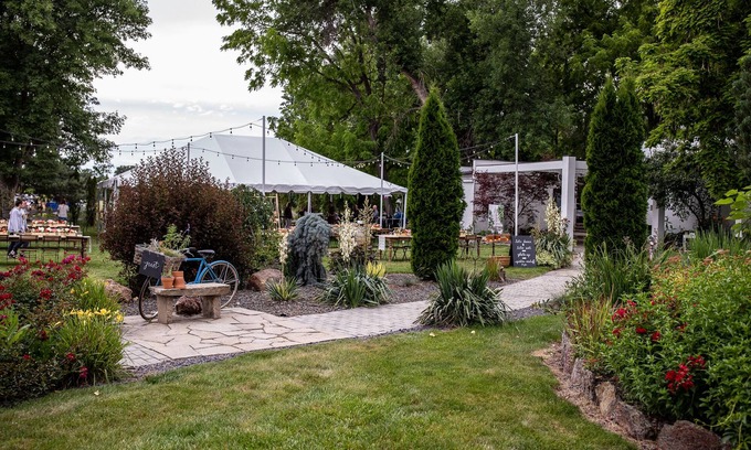 Eagle Cabaña | 1930sWhite Cottage Wedding Venue en Eagle en HGTV!