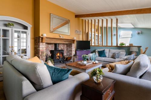 Dawlish Casa | The Cottage - Characterful, coastal family home with new hot tub