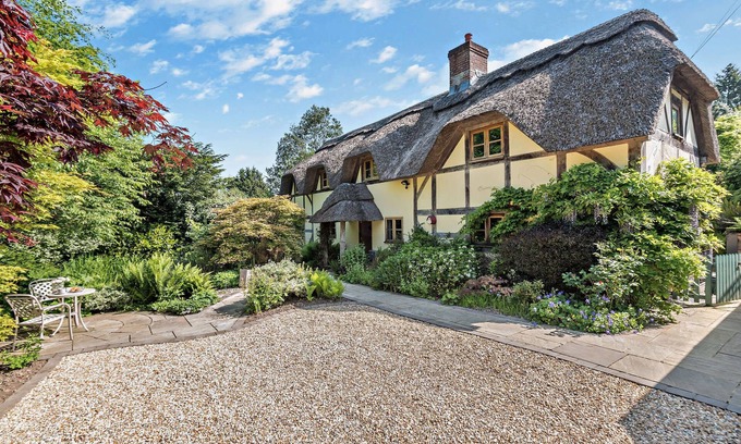 New Forest District Casa | The Cottage: Idyllic New Forest Thatched Cottage 5 Bedrooms