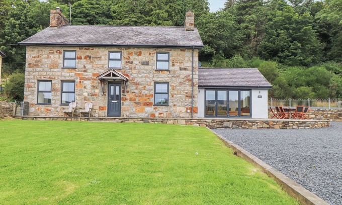 Garn Fadryn Cabaña | THE COTTAGE, pet friendly, country holiday cottage in Llaniestyn