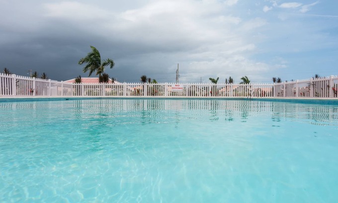 Kingston Villa | The Country Club Villa I