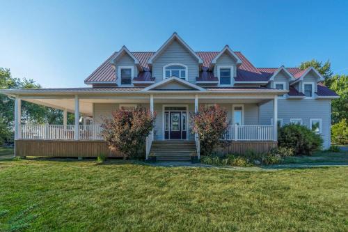 Milford Casa | The County Lakehouse - Waterfront w Hot Tub