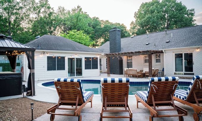 East Memphis Casa | The Cove BNB - With heated pool!