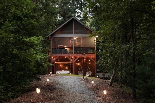 Lake Lure Casa | The Cove Retreat- Hot Tub/Screened Porch/Game Room