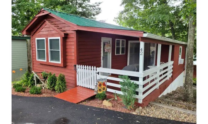 Pipestem Cabaña | The Cozy Cardinal 2-bedroom cottage w/ pool access, Wi-Fi