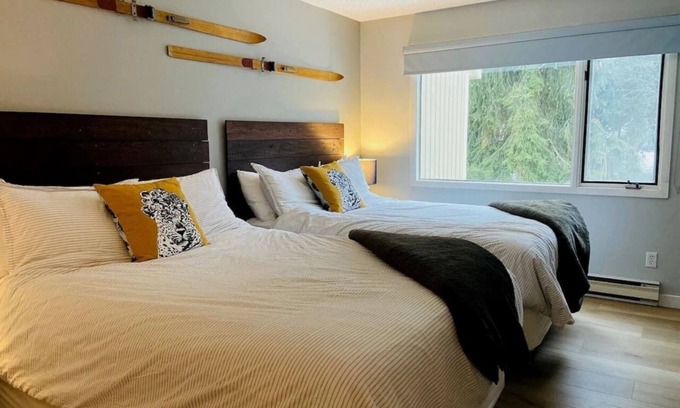 East Kootenay Apartamento | The Cozy Cork | Toby Chair | Sauna | Resort Access