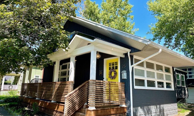 Williamsville Casa | The Cozy Cottage- a Village gem! Sleeps 7-central location-walk to shop & eat!