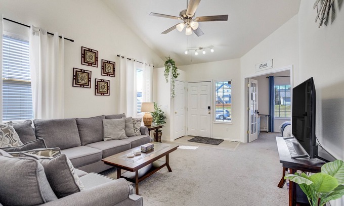 Fountain Casa | The Cozy Oak | Main Level Comforts