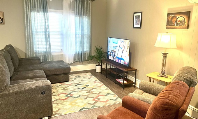 Green Acres Apartamento | The Cozy Place - Family and Pet friendly. Only 5 minutes away from UGA!