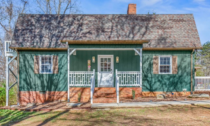Stokes Casa | The Crestview: Mountain retreat, four minutes from Hanging Rock State Parknn