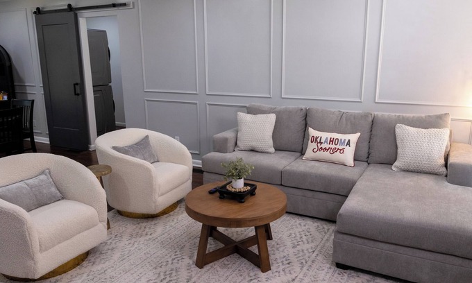 Norman Casa | The Crimson Rose - newly renovated! 3 bed/2 bath, walking distance to OU campus