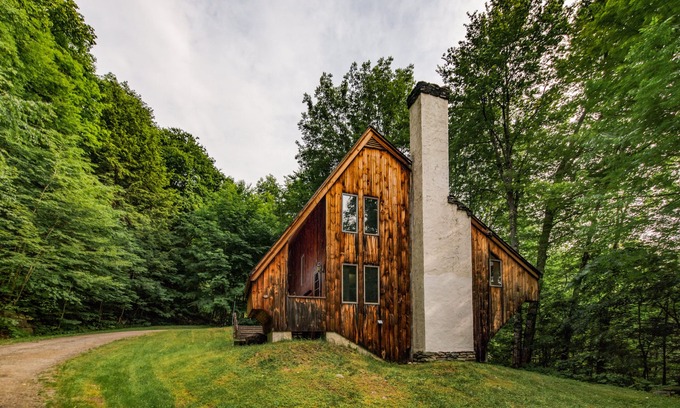 Stockbridge Casa | "The Crooked House" con sauna en un lote arbolado privado cerca de Woodstock, Killington