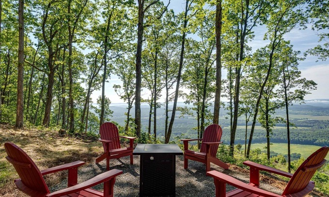 Menlo Casa | The Crow's Nest: huge balcony, fire pit, pets welcome, fireplace, stunning view!