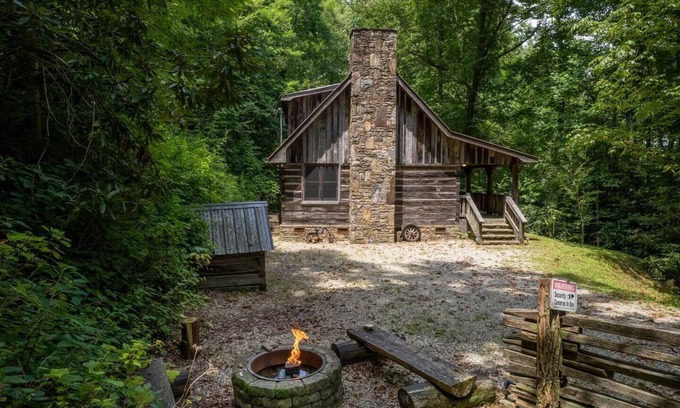 Bryson City Cabina | The Cullisia: Historic 2BR Gem with Modern Amenities