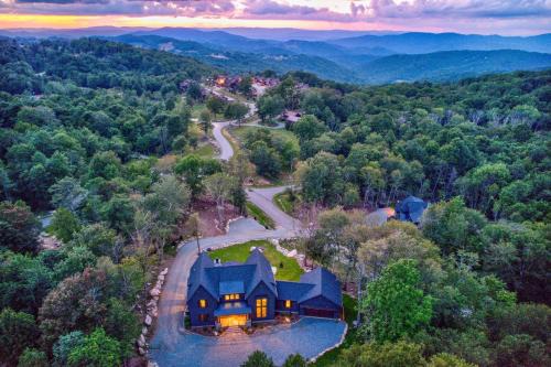 Banner Elk Casa | The Dark Knight at Eagles Nest
