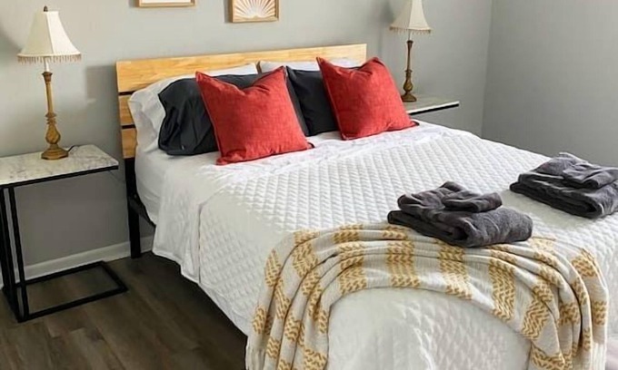 Hamilton Apartamento | The Delores - Entire 2 Bedroom Apt in Quilt Town, USA