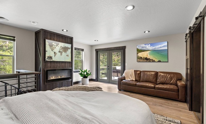 Hayden Casa | THE DEN at Hayden Lake- Hot Tub, Boat Slip, Close to Riding & Hiking Trails,