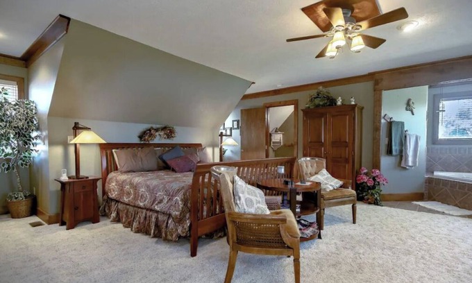 Marshfield Cabina | The Dickey House, Prairie Suite